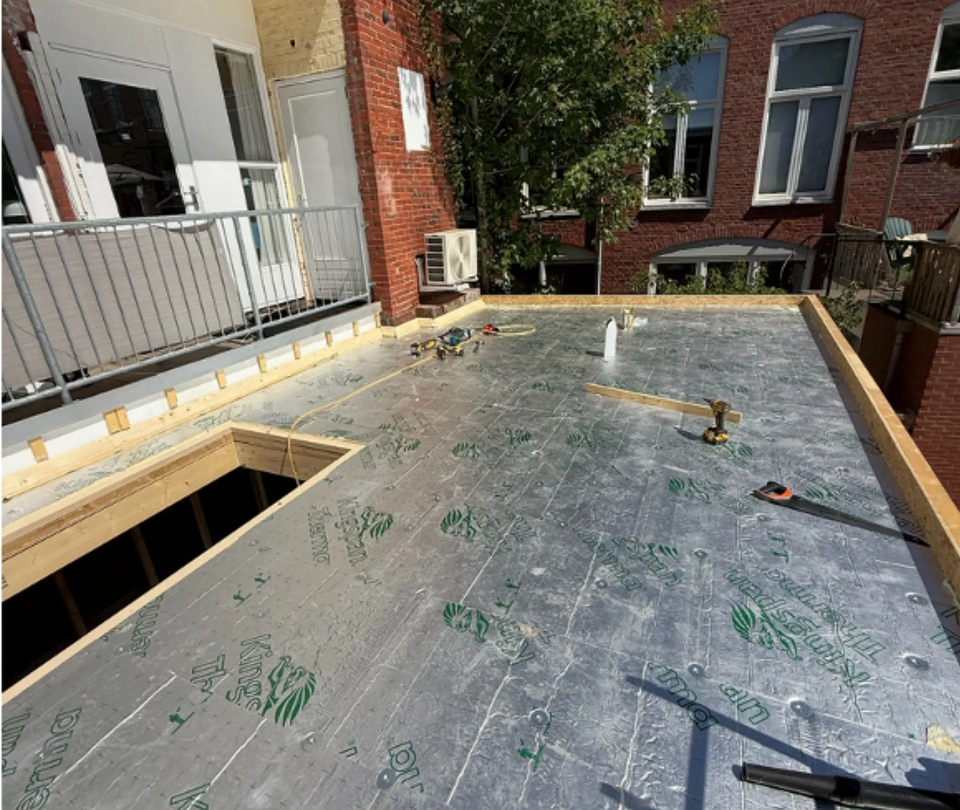 Plat dak in aanbouw met Kingspan-isolatieplaten en een nieuwe houten dakrand
