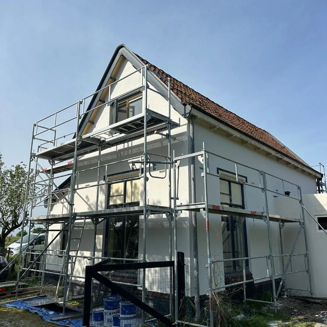 Vrijstaande woning in de steigers tijdens de renovatie